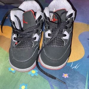 🖤❤️Baby boy retro Jordan size 6c❤️🖤
